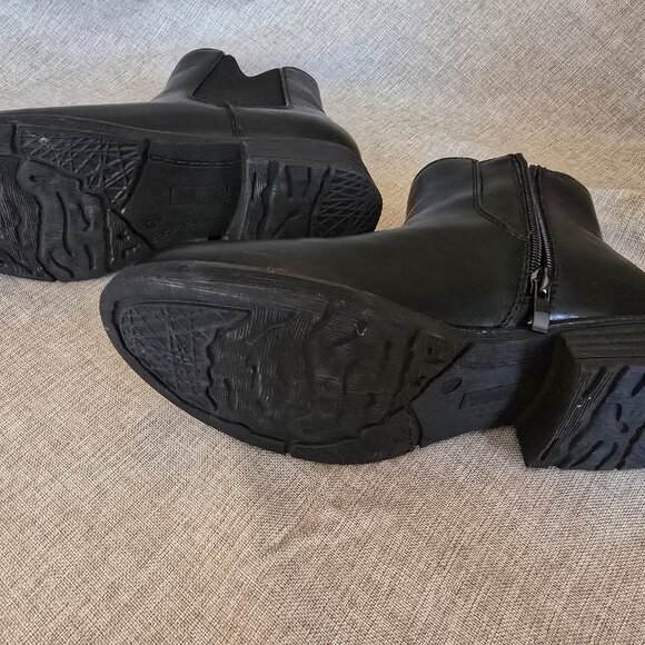 Women's Chelsea Black Boots, Size 8.5 - Picture 5 of 5